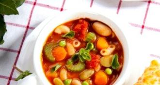 Minestrone: kaip išvirti skanią ir lengvą itališką sriubą?