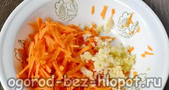 Comment faire cuire du chou quotidien avec des carottes et de l'ail