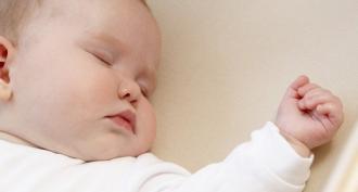 Могат ли новородените да спят по корем?