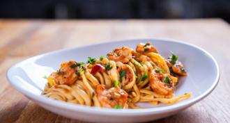 एक मलाईदार सॉस में समुद्री भोजन के साथ पास्ता: एक इतालवी नुस्खा