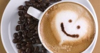 कॉफी रक्तचाप बढ़ाती या कम करती है: डॉक्टरों की समीक्षा